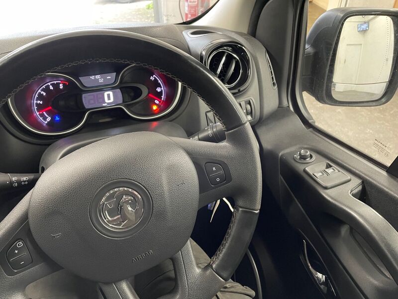 VAUXHALL VIVARO